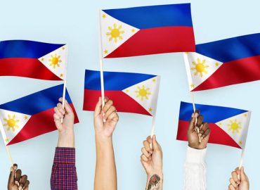 フィリピンの旗を掲げる