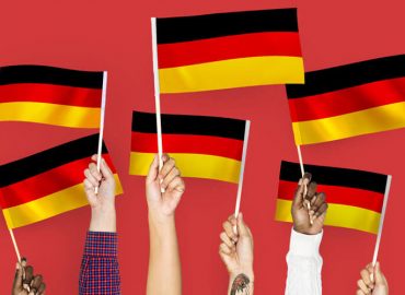 ドイツの旗を掲げる